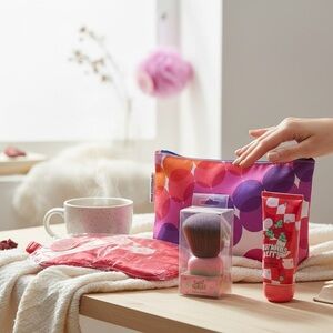 Kapitza x Clinique Pink & Orange Circle Cosmetic Bag w/ Sweet Shimmer Beauty Set